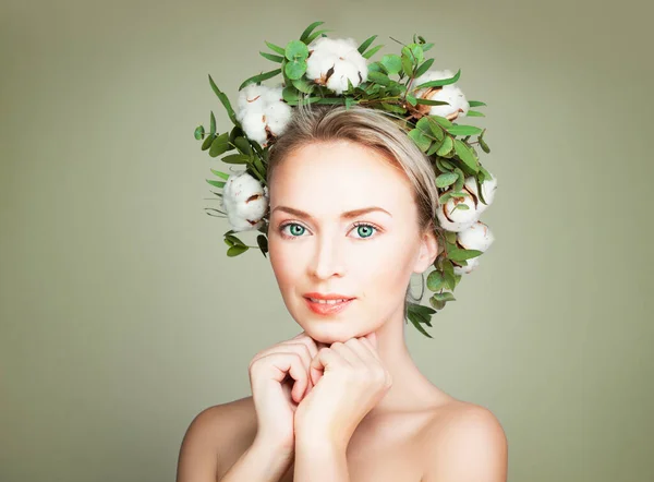 Leuke Vrouw Fotomodel Groene Achtergrond Spa Model Met Groene Bladeren — Stockfoto