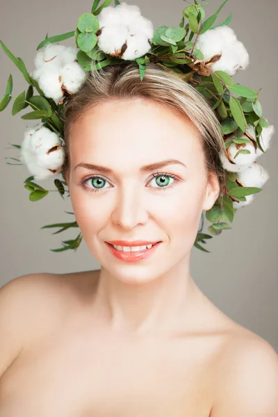 Mooie Lachende Model Vrouw Met Gezonde Huid Katoen Bloemen Krans — Stockfoto