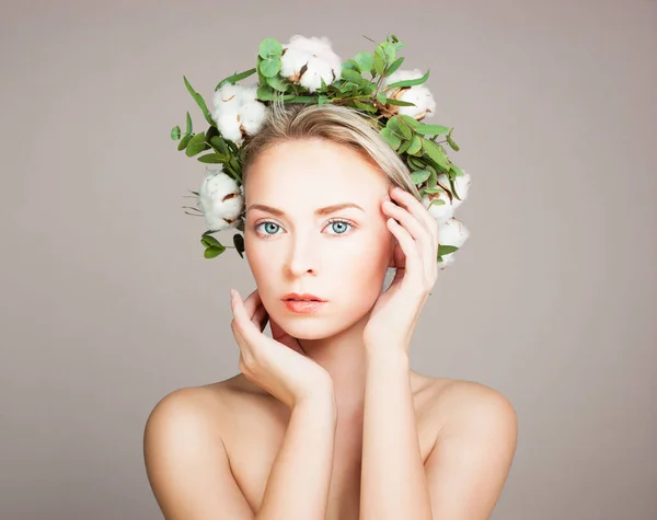 Perfekt Modell Kvinna Med Frisk Hud Och Bomull Blommor Kosmetologi — Stockfoto