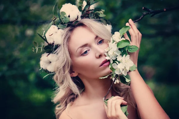 Mulher Bonito Com Flores Primavera Modelo Moda Bonita — Fotografia de Stock