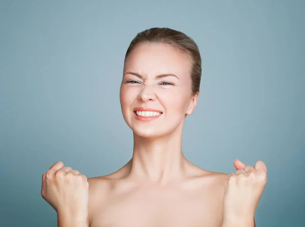 Glada Friska Modell Kvinna Med Perfekt Hud Blå Bakgrund Glädje — Stockfoto