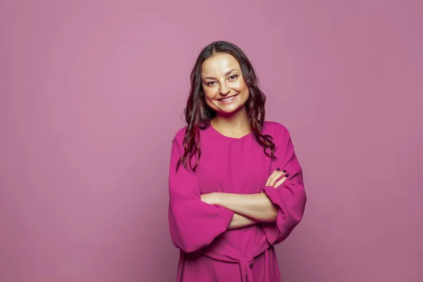 Jovem Animado Bela Mulher Morena Feliz Sorrindo Isolado Banner Fundo — Fotografia de Stock