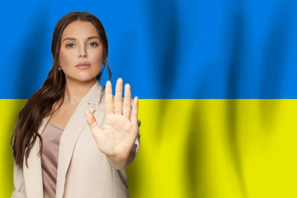 Sluta Gestikulera Kvinna Som Visar Stopp Gest Ukrainska Flagga Bakgrund — Stockfoto