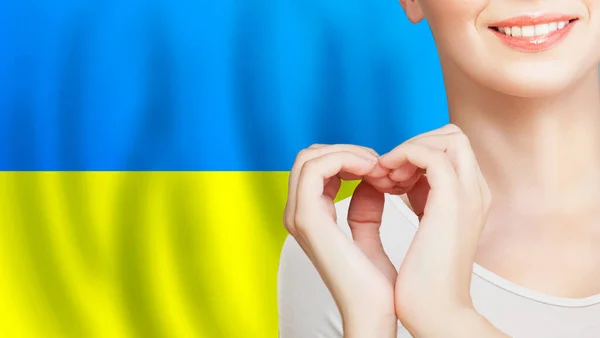 Любить Помогать Украине Женщина Делает Знак Сердца Фоне Украинского Флага — стоковое фото