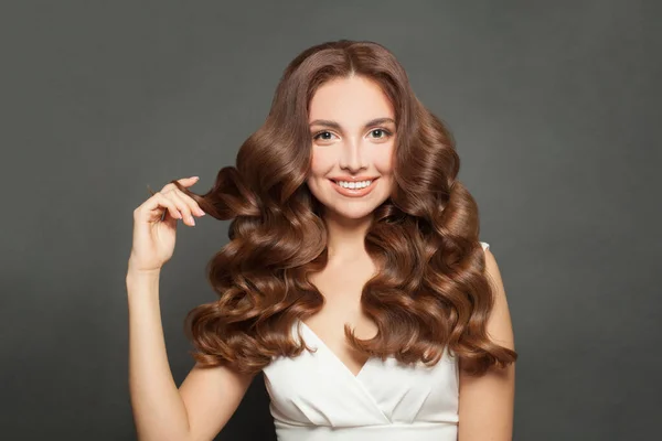 Cabelo Encaracolado Bonito Mulher Com Retrato Cabelo Longo Ondulado Volume — Fotografia de Stock