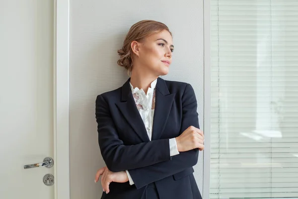 Young Business Woman Suit Looking Aside — Stockfoto