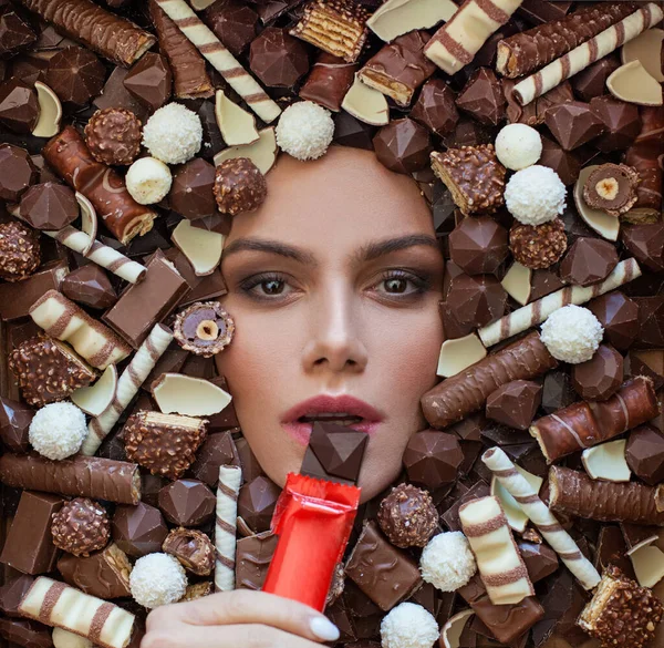 Красивая Модель Шоколадом Привлекательная Женщина Кусает Шоколадку Фоне Конфет Лицо — стоковое фото