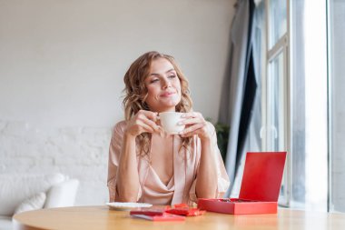 kadının evde kahve