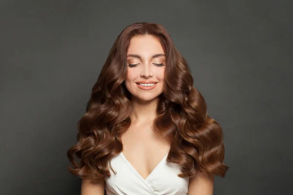 Brunette Lady Long Volume Shiny Wavy Hair Beautiful Model Woman — Stockfoto