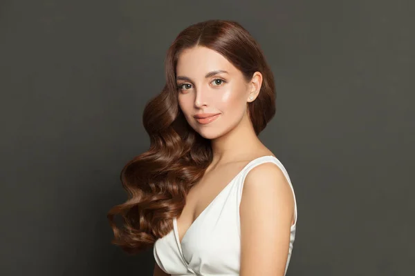 Cute Young Model Woman Long Perfect Curly Hair Makeup Beautiful — Stok fotoğraf