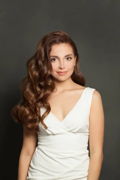 Brunette Woman Long Shiny Curly Hair Natural Makeup Beautiful Model — Stock Photo, Image