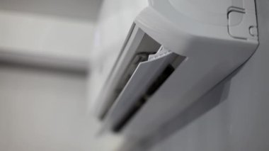 İçerideki odada klima var. Evdeki modern teknoloji