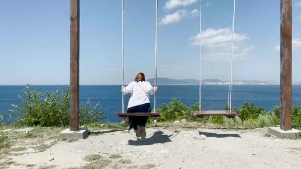 Mujer Joven Columpio Playa Con Mar Cielo Azul Concepto Relajación — Vídeos de Stock