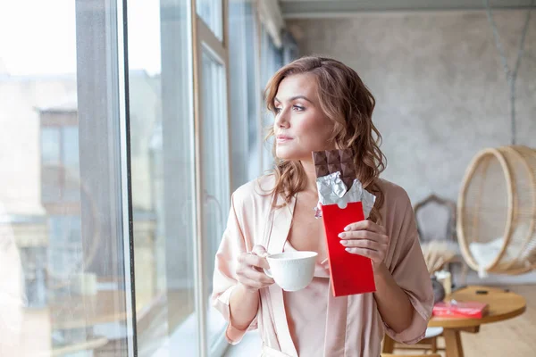 Portrait Cute Woman Resting Home Drinking Coffee Eating Chocolate — Stockfoto