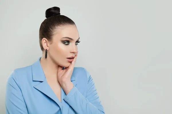 Shocked Woman Trendy Makeup Looking Aside White Background Copy Space — Zdjęcie stockowe