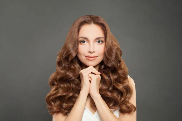 Brunette Woman Clean Skin Long Shiny Curly Hair Beautiful Fashion Stock Kép