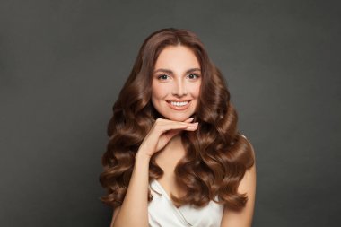 Uzun kıvırcık saçlı, mutlu kadın..