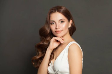 Uzun ve parlak dalgalı saçlı esmer kadın. Kıvırcık saçlı güzel bir manken. .