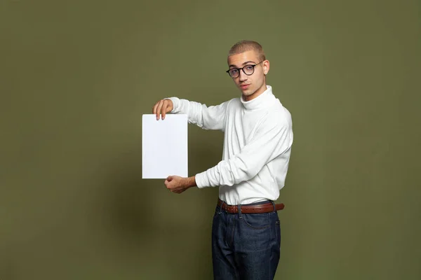 Guy Dans Des Lunettes Tenant Blanc Carton Blanc Dans Ses — Photo