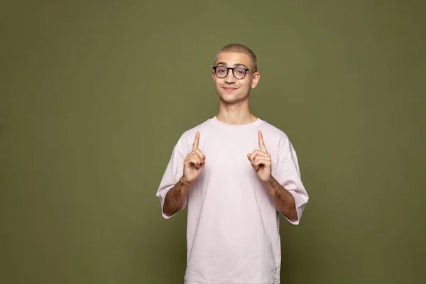 Netter Fröhlicher Junger Mann Mit Brille Auf Grünem Hintergrund Ideenkonzept — Stockfoto