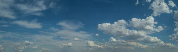 Ορίζοντας Φόντο Πανόραμα Του Μπλε Του Ουρανού Και Λευκά Σύννεφα — Φωτογραφία Αρχείου