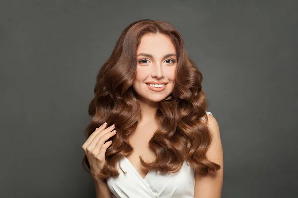 Retrato Uma Mulher Com Cabelo Encaracolado Corte Cabelo Brilho Cuidado — Fotografia de Stock