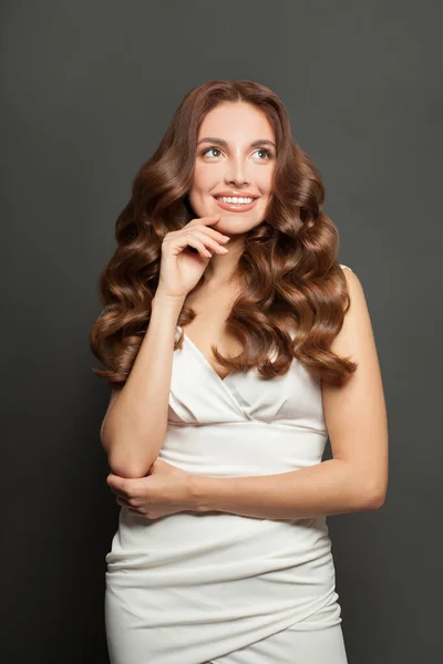 Ładny Model Kobieta Błyszczącymi Brązowymi Włosami Uśmiecha Się Patrząc Górę — Zdjęcie stockowe