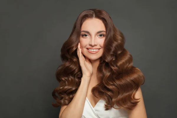 Hermoso Pelo Rizado Mujer Sonriente Con Cabello Castaño Largo Ondulado — Foto de Stock