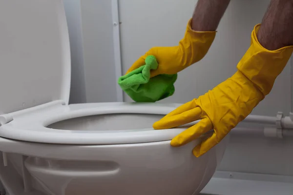 Man Cleaning Bathroom Wash Toilet — Foto de Stock