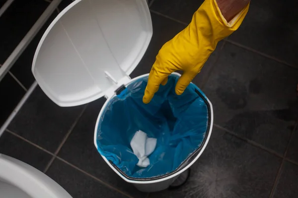 Toss Napkin Trash Bathroom Disposing Toilet Paper Putting Toilet Paper — Foto de Stock