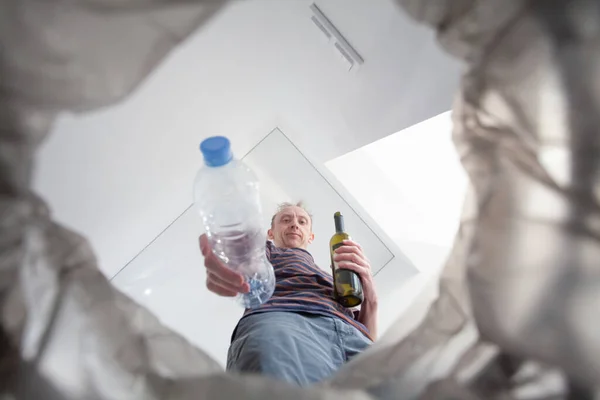 Mano Masculina Metiendo Una Botella Plástico Cubo Basura — Foto de Stock