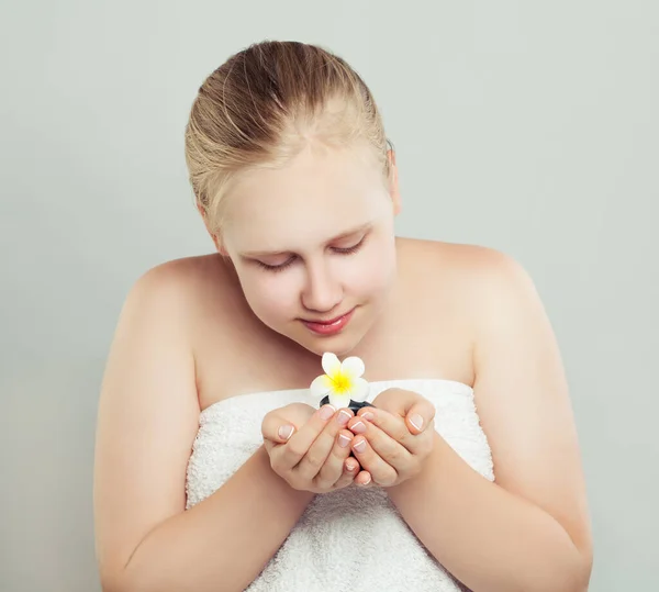 美しい10代の女の子は 天然の熱帯の花やスパの石を保持 ウェルネス マッサージ フェイシャルトリートメント スキンケアのコンセプト — ストック写真