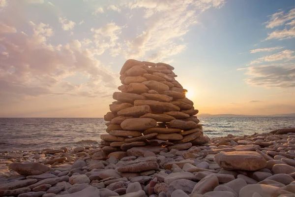 日没時のビーチの石のピラミッド 美しい海の景色 休息と海辺の休暇の概念 — ストック写真
