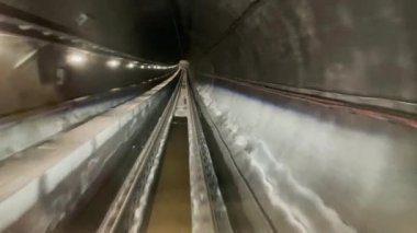 Metro kabininden yeraltı tüneline doğru ilerliyor.