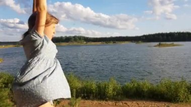 Kız sevinçle sallanıyor bungee üzerinde.