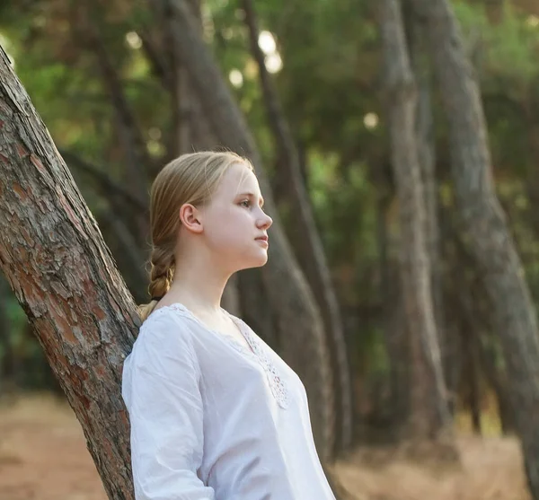 Mooi Tiener Meisje Wit Blouse Tegen Groen Zomer Park — Stockfoto