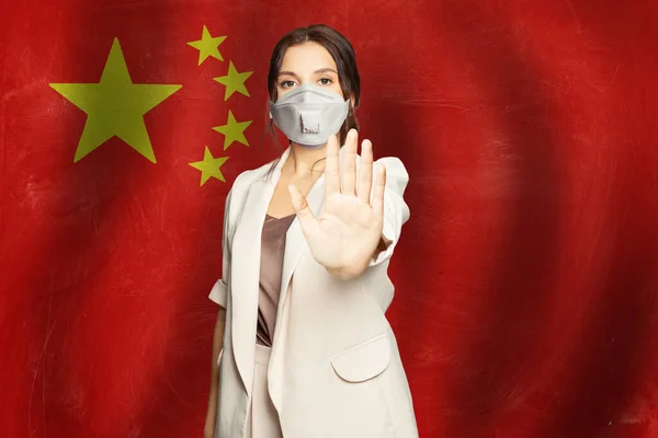 Впевнена Жінка Захисній Масці Проти Прапора Китаю — стокове фото