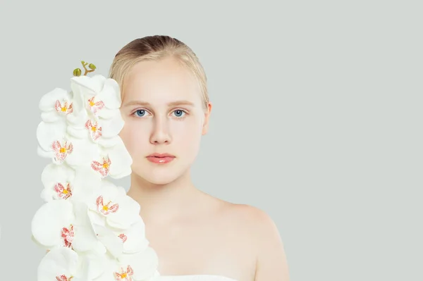 Young Teen Girl Healthy Clean Skin Natural Makeup White Flowers — Stockfoto