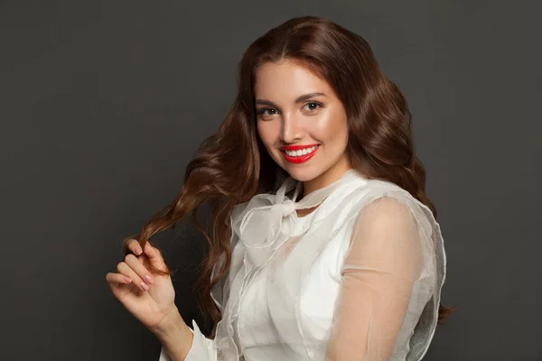 Perfect Optimistic Woman Long Wavy Hairstyle Holding Her Hair Pretty — Foto Stock