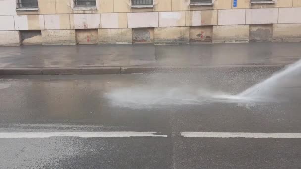 Πίδακα Νερό Ξεχύνεται Στο Δρόμο Καθαρισμός Του Δρόμου Από Βρωμιά — Αρχείο Βίντεο