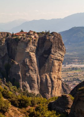 Yunanistan Kalambaka manastırları, Yunanistan 'daki Kalambaka manzarasına bakın. Manastırlar kum taşı sütunları üzerine inşa edildi.