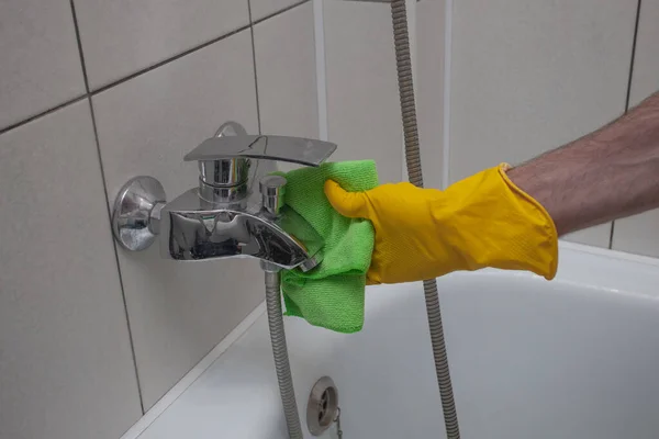 Banyodaki Kireçtaşından Musluğu Temizlemek Kirlilikten Yüzeyi Dezenfekte Etmek — Stok fotoğraf