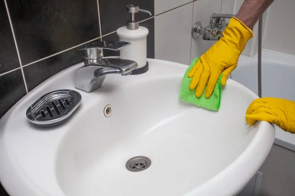 Άνθρωπος Καθαρισμού Νεροχύτη Στο Δωμάτιο Του Ξενοδοχείου Κοντά — Φωτογραφία Αρχείου