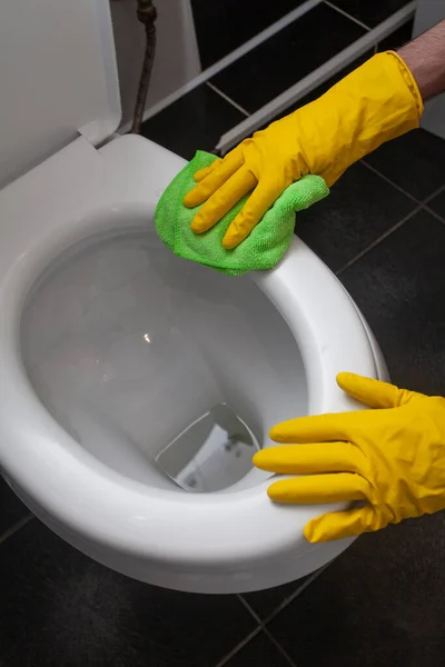 Hands Man Yellow Gloves Cleaning Toilet Bowl Using Cloth Detergent — Foto de Stock