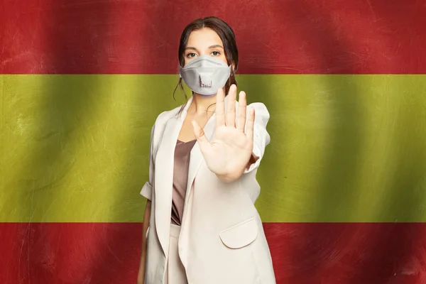 Chytrá Žena Ochranné Masce Proti Vlajce Španělska Banner Pozadí — Stock fotografie
