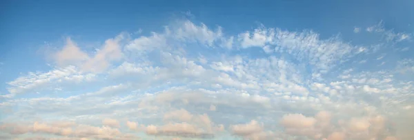 Μπλε Ουρανό Φόντο Μικροσκοπικά Σύννεφα Πανόραμα — Φωτογραφία Αρχείου