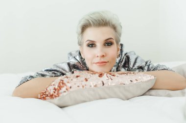 Şirin sarışın kadın yüzü. Evde neşeli bir kadın model var.