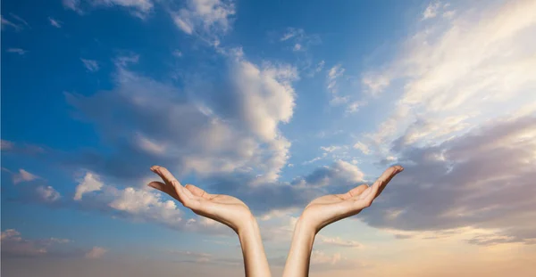 Χέρια Στο Μπλε Ουρανό Σύννεφα Φόντο Δύναμη Της Ελπίδας Της — Φωτογραφία Αρχείου