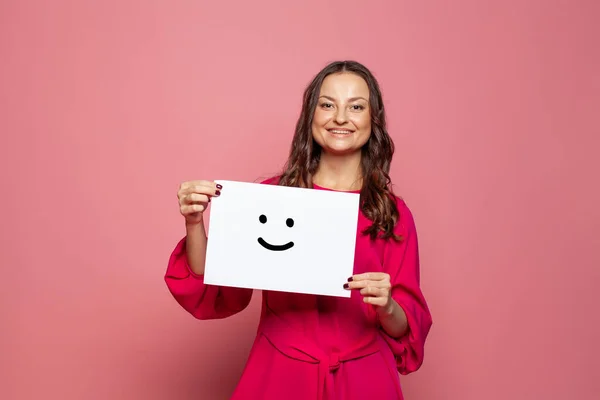 Joven Mujer Sosteniendo Papel Blanco Con Signo Sonrisa Sobre Fondo —  Fotos de Stock