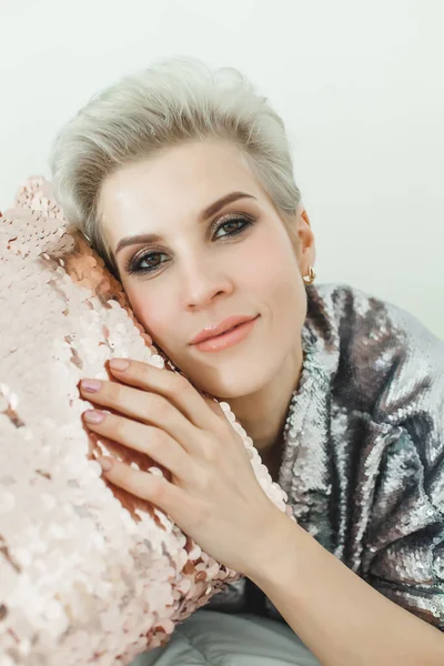 Elegant Blond Kvinna Med Kort Hår Närbild Porträtt — Stockfoto